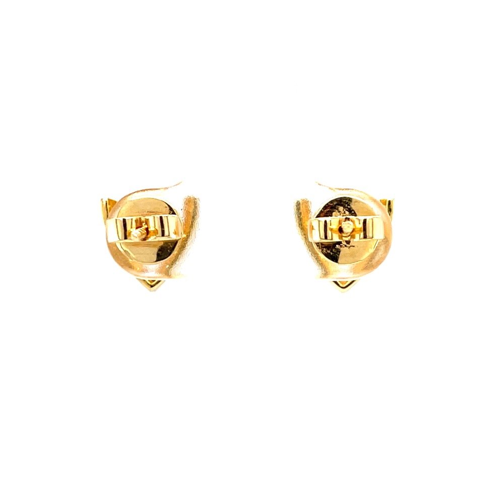 Pressure set with v shape line stud in premium quality diamonds