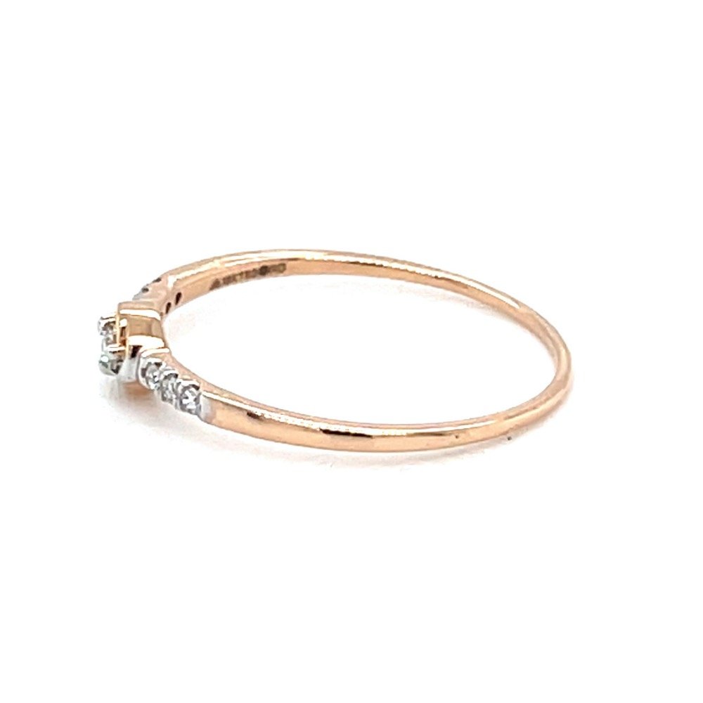 Single diamond in centre with diamonds on band 0lr171