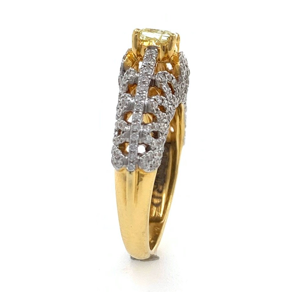 18kt / 750 yellow gold designer solitaire engagement diamond ring with yellow diamond 8lr21