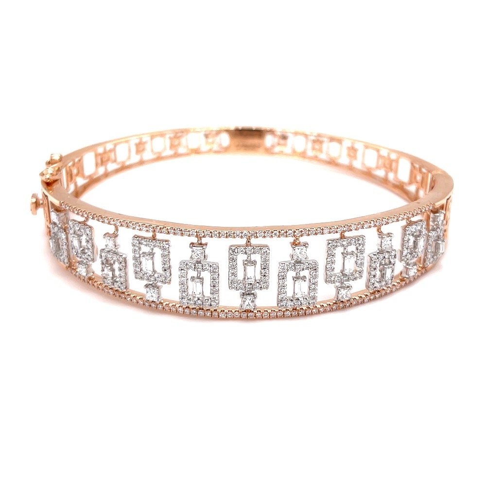 Broad bracelet with baguette in the...